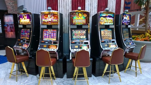 Mesin Arcade game interface on platform